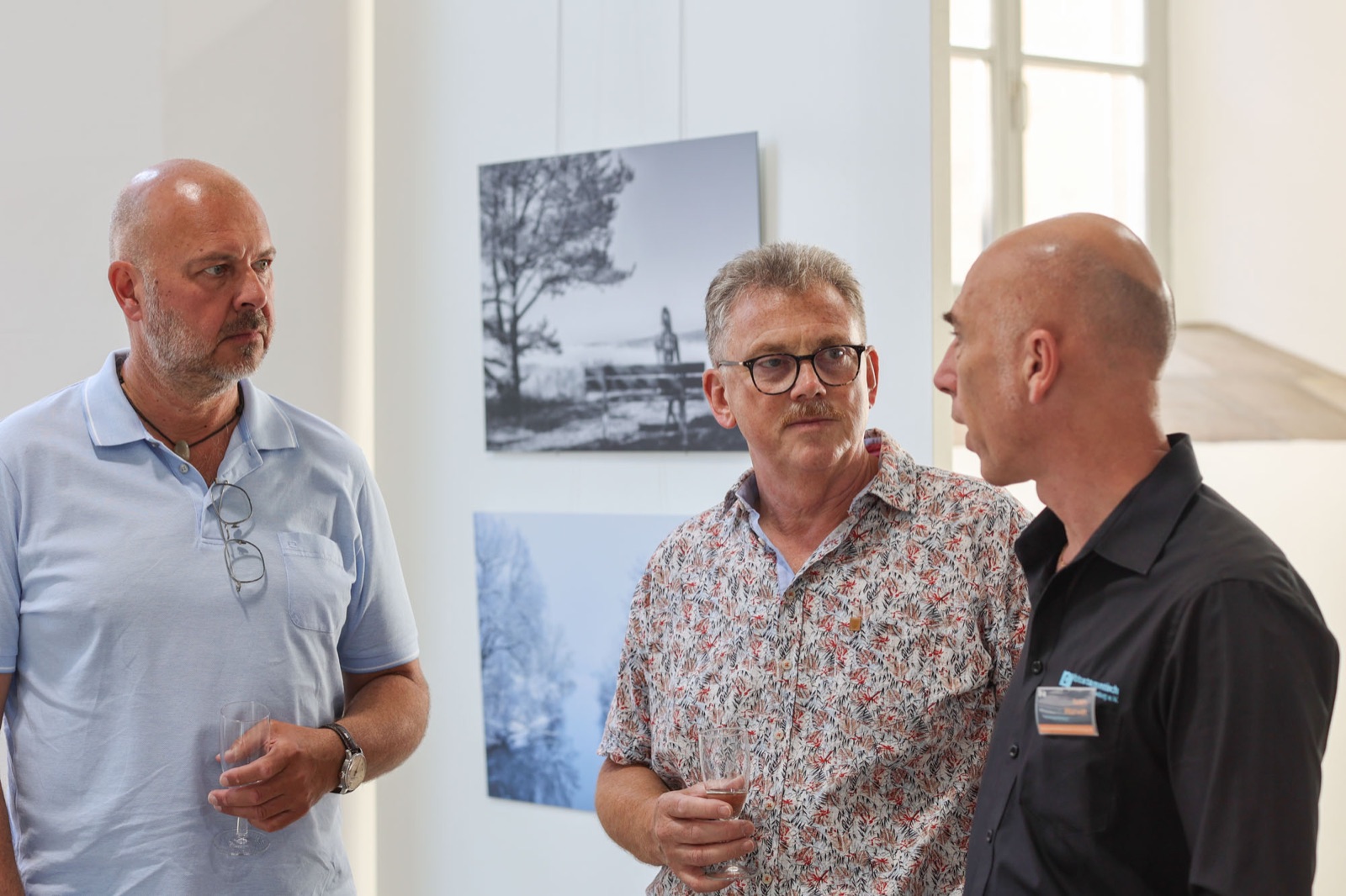 Gespräch zwischen Gästen der Weißenburger Fototage